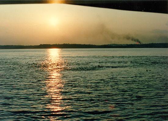 Por-do-sol na �rea do Encontro das �guas dos rios Negro e Solim�es, em 30/7/1986. A fuma�a � da antiga Refinaria de Manaus.