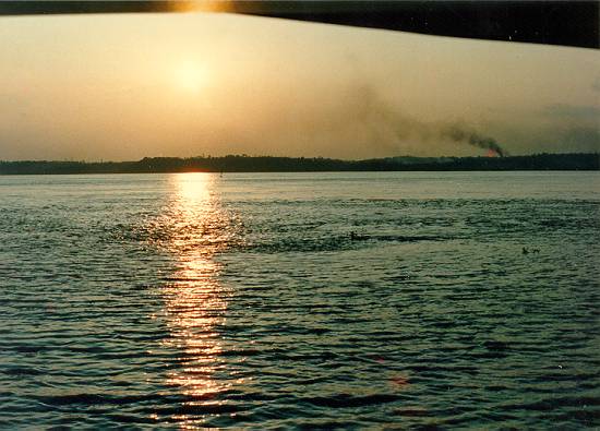 Por-do-sol na rea do Encontro das guas dos rios Negro e Solimes, em 30/7/1986. A fumaa  da antiga Refinaria de Manaus.