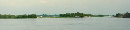 Habita��es nas margens do rio Negro, em foto de 30/7/1986