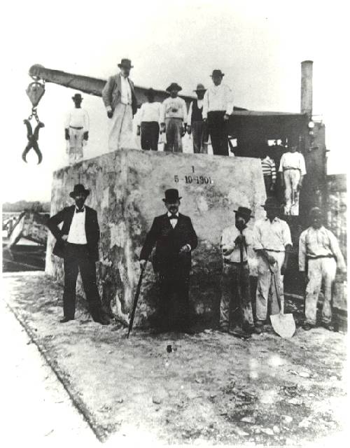 Weinschenk, em 1901, junto ao 1 bloco de granito da ampliao do cais