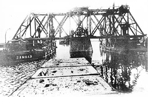 Cbrea Samso movimentando bloco para a construo do porto, em 1901