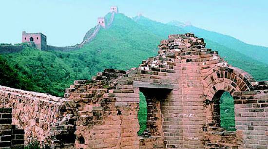 Embora restaurada em v�rios trechos, a Grande Muralha ainda tem vastas �reas deterioradas pelo abandono