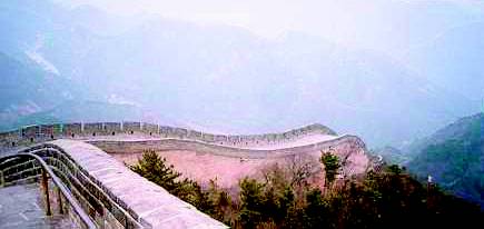 O parapeito externo foi provido de ameias e o interior foi constru�do com perto de 1 metro de altura, para pessoas e cavalos n�o ca�rem