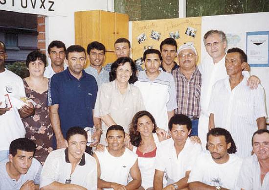 Elaine e Iracema, com os alunos,  a supervisora de adm. Soraia Fernandes Sargi (Engeplus) e o m�dico Zago (Arquivo: Projeto Construindo as Letras)