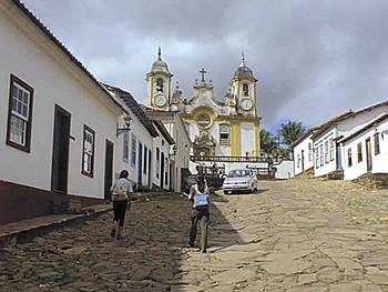 Estudantes em Mariana: ao fundo a Matriz Nossa Senhora da Concei��o