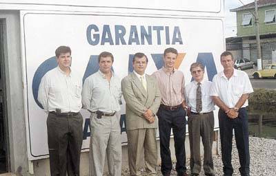 O prefeito, ladeado por Roberto Sahade (Inc.Nogueira), Caio Borges e Marco Antonio (Iguatemar Im�veis) e Gimenez, do Escr. Neg�cios/CEF