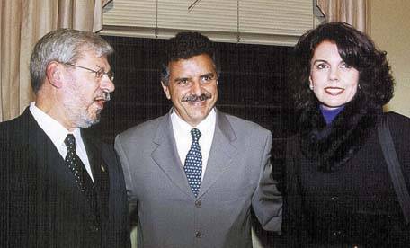 Lup�rcio Sim�o Conde, recebe os cumprimentos de Beto e Yl�dia Mansur