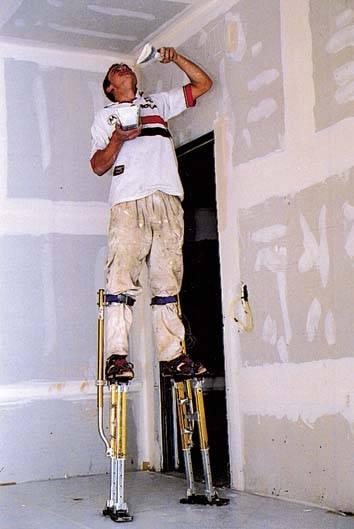 Pernas mec�nicas facilitam o trabalho em lugares altos, dispensando andaimes