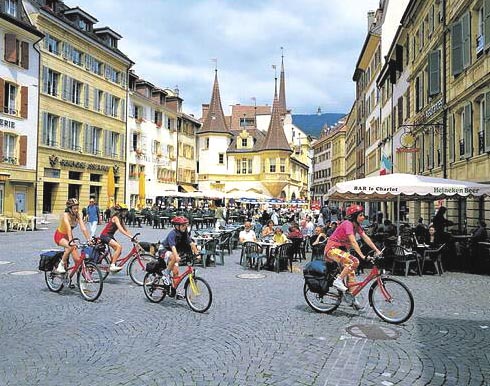 Passeio de bicicleta na Pra�a de Halles, em Neuchatel: constru��es datam do s�culo XVI