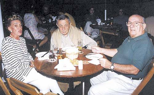 Na inaugura��o do Chopp do P�er, em plena Av. Saldanha da Gama, Nair e Nicola Ferraiolo ladeando Ismael Castanho