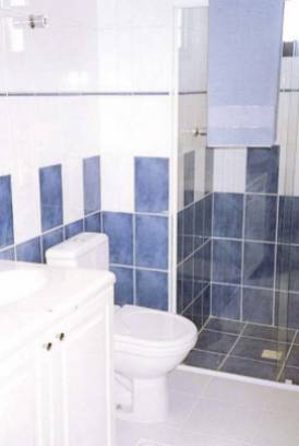 No banheiro, pisos e azulejos personalizados da Eliane