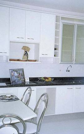 Cozinha tem m�veis planejados da Lumar