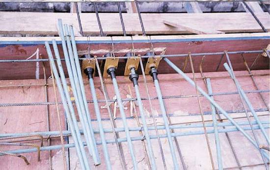 Detalhe mostra as ancoragens ativas