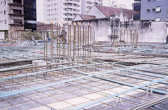 Ao centro, a passagem dos cabos por um pilar