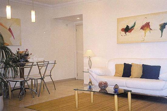 Uma sala decorada no empreendimento