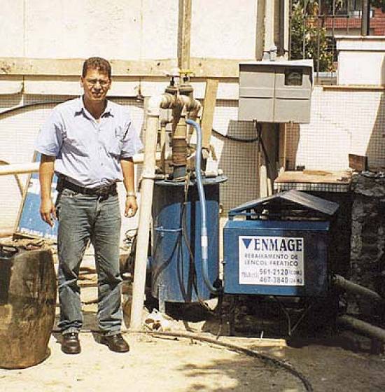 Engenheiro Gerson mostra o equipamento para rebaixamento do len�ol fre�tico