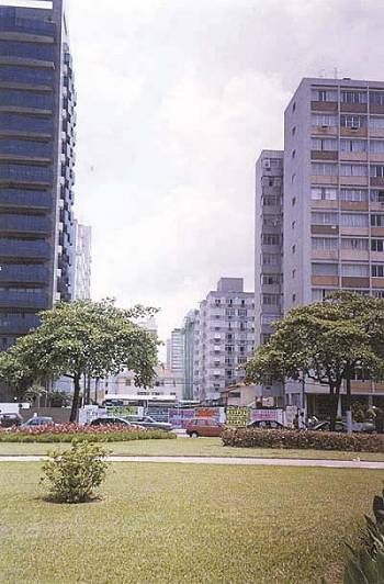 Terreno de 1.200 metros quadrados no Jos� Menino esbarrou na fal�ncia da Encol e desde 96 a constru��o est� abandonada