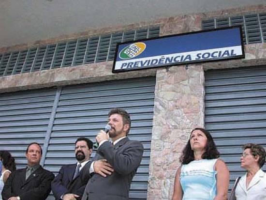 O prefeito Alberto Mouro entregou a nova agncia do INSS, na Cidade Ocian
