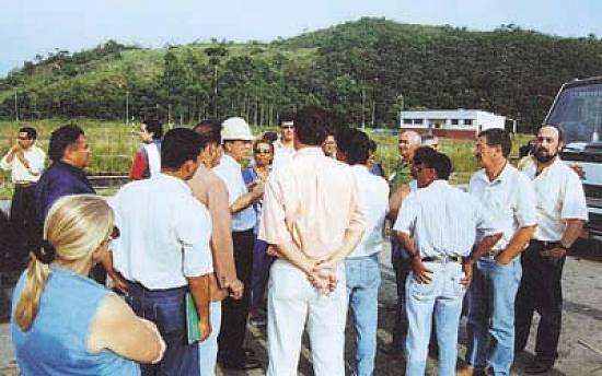 T�cnicos e l�deres da comunidade na �rea da usina
