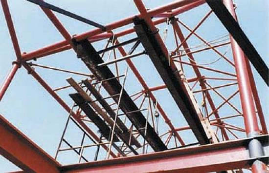 Torres de a�o garantem seguran�a ao equipamento