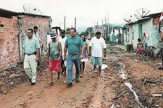 O prefeito Lairton Goulart visita moradores beneficiados com concess�o de �rea