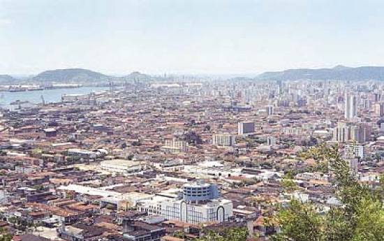 Santos, com o porto ao fundo: Baixada ainda busca alternativas para o seu desenvolvimento integrado