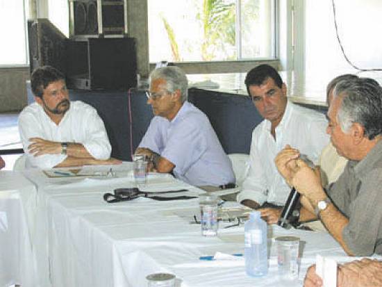 Os prefeitos Mour�o, Bifulco, Gilson e Clermont, atr�s de Koyu