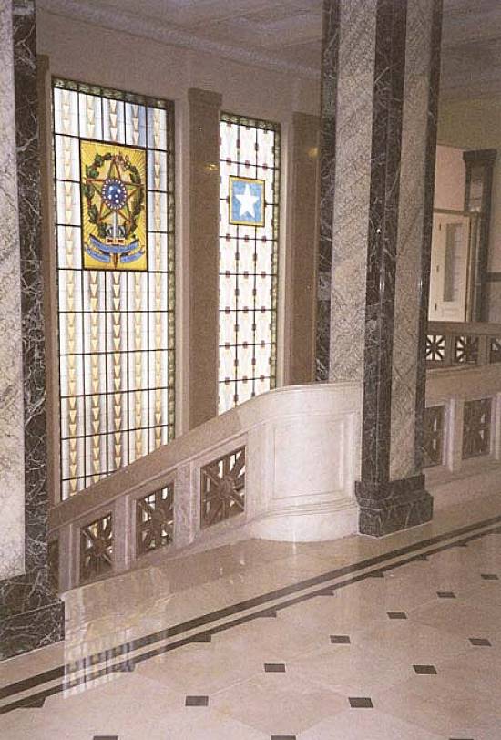 Vitral recupera as antigas cores, com a restaura��o