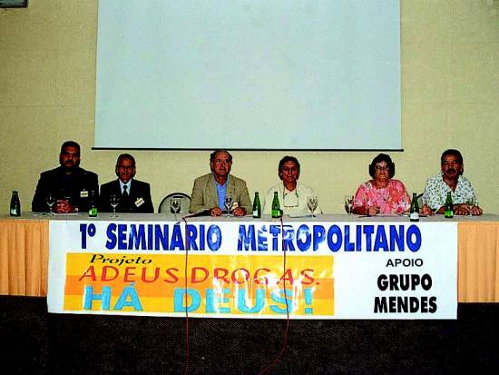 Jama, ao centro na mesa: igrejas como ponto de apoio (foto: Welington Vieira)