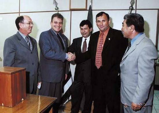 Arnaldo � cumprimentado pelo presidente Paulo Piasenti e membros da comiss�o (foto: Soraya Liguori/CMG)