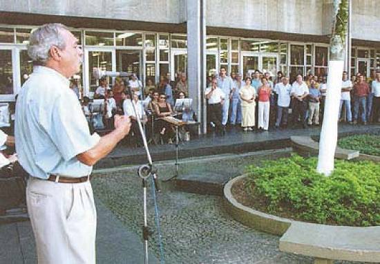 O prefeito Clermont fala aos servidores na Esplanada do Pa�o Municipal