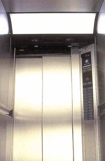 Detalhe do elevador: cabine revestida em a�o inoxid�vel escovado e dotado do sistema 'Frequencedyne'