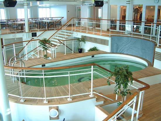 Uma das piscinas a bordo do navio