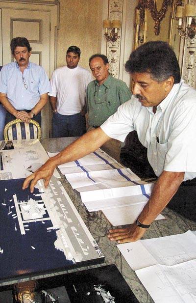 Beto e o projeto do restaurante n�utico (Foto: Secom/PMS)