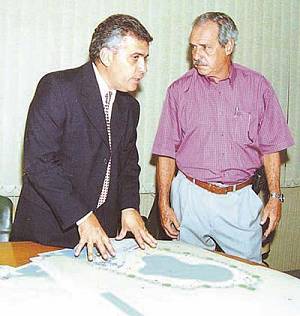 Diretor da DT Engenharia exp�e o projeto ao prefeito Clermont (Foto: Aderbau Gama)