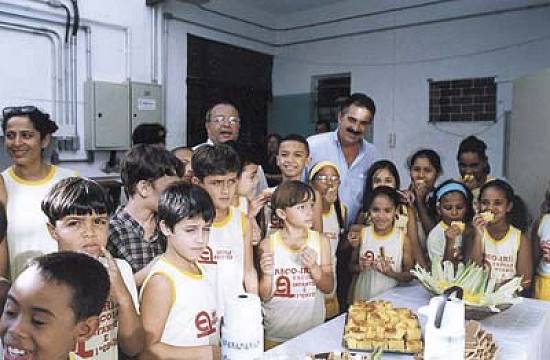 Wanderley Maduro e Jos� Raimundo com os alunos da Escola Arco-�ris (Foto: Soraya Liguori/CMG)
