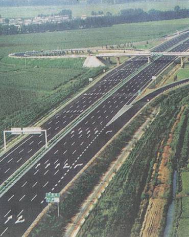 A China est reformando suas rotas-tronco, como a ligao Beijin-Shenyang, dentro do traado da Rodovia Internacional