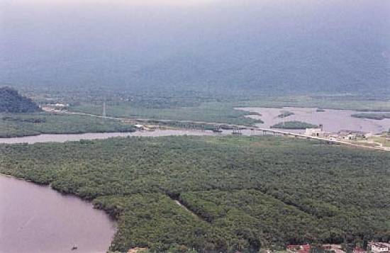 Vista a�rea de parte da Mata Atl�ntica que cerca Bertioga (foto: Renata de Brito/Prefeitura Municipal de Bertioga)