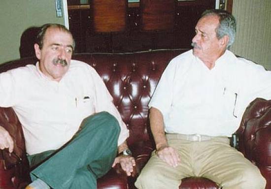 Ex-secret�rio Caramez no gabinete do prefeito Clermont (foto: Prefeitura Municipal de Cubat�o)