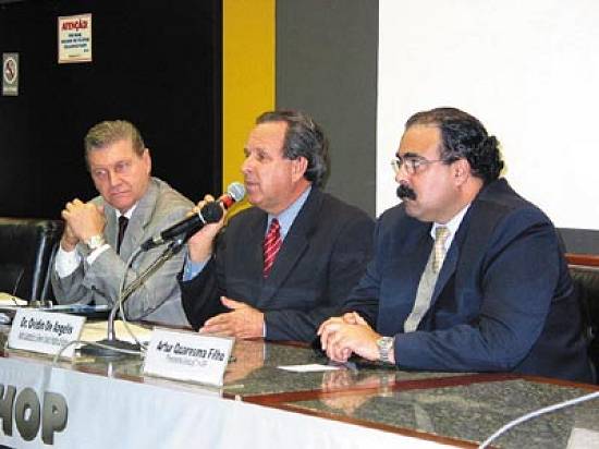 De Angelis, ladeado por Artur Quaresma Filho (D), e S�rgio Vieira (E) (foto: Alexandre Pl�cido)