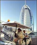 Ponte d� acesso � ilha do complexo que inclui o Burj Al Arab