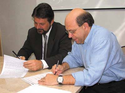 O prefeito Mour�o e Julio Toledo, da CEF. Foto: Alexandra Giulietti.