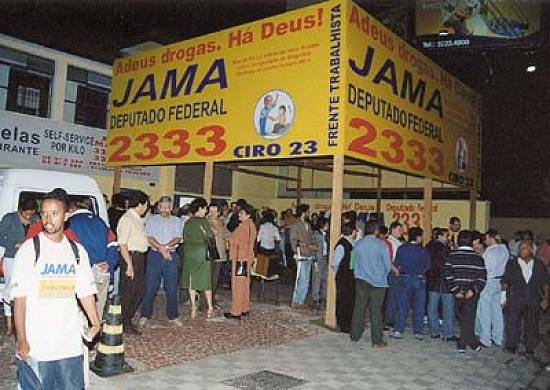 Ao falar aos presentes, Jama defendeu o voto em candidados da Baixada Santista. Foto: Wellington Vieira.