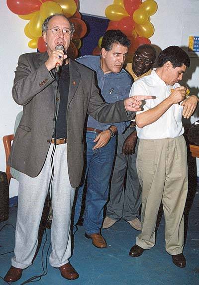 Ao falar aos presentes, Jama defendeu o voto em candidados da Baixada Santista. Foto: Wellington Vieira.