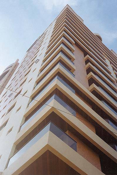 Na fachada, pastilhas de porcelana e revestimento cer�mico, com vidros laminados bronze nas varandas. Foto: Luiz Carlos Ferraz