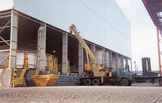 Novos tanques da Citrosuco: duplicar a movimenta��o de cargas. Foto: Luiz Carlos Ferraz