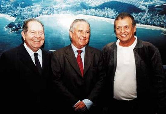 Os prefeitos Maurici e Lairton ladeando o secret�rio Le�a (Foto: Prefeitura Municipal de Guaruj�)