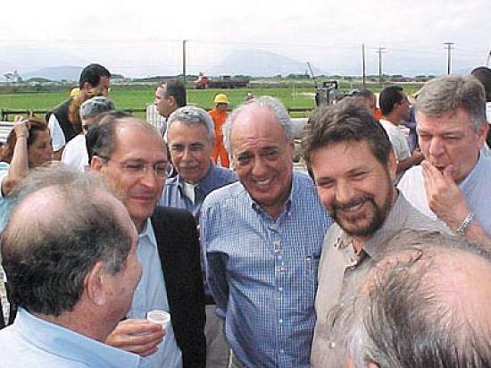 Alckmim, com o secretrio Rubens Lara, e os prefeitos Maurici e Mouro (Foto: Jairo Marques/Prefeitura Municipal de Praia Grande)