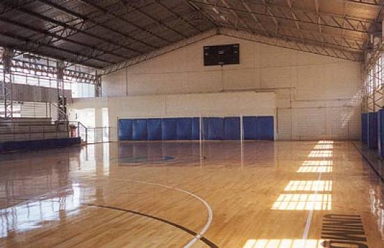 Piso flutuante de madeira no gin�sio