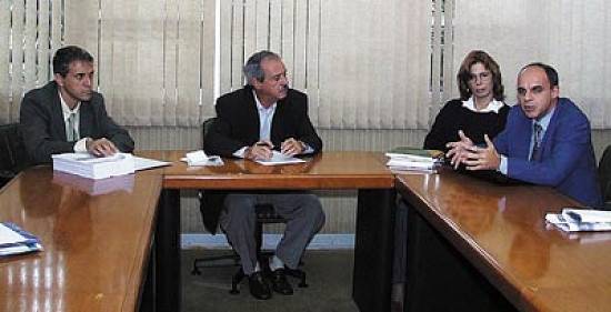 Carlos Freitas, o prefeito Clermont, Isaura Frondizi e Eduardo Bandeira de Mello, do Bndes (Foto: Aderbau Gama/PMC)